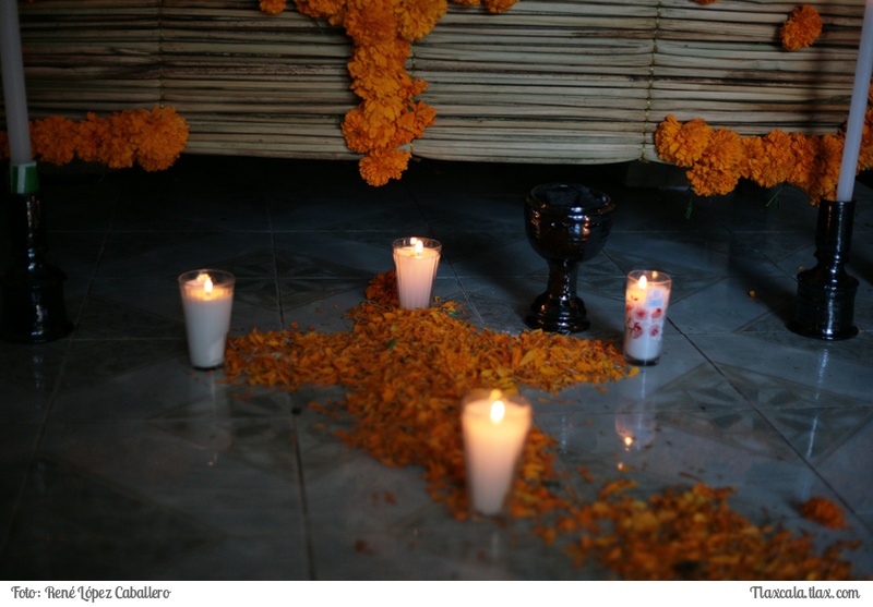 Tradicional primera ofrenda en San Luis Teolocholco - Foto