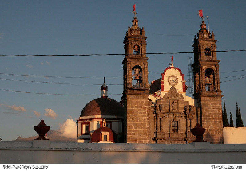 Tradicional primera ofrenda en San Luis Teolocholco - Foto