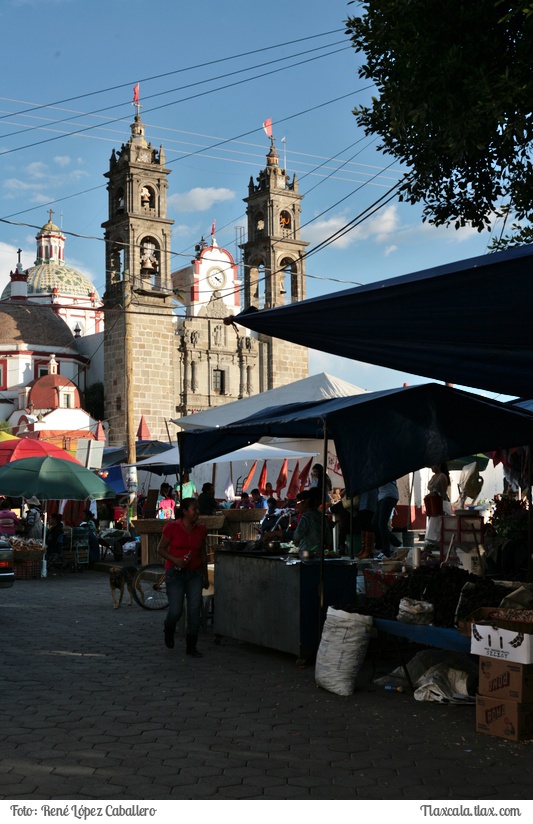 Tradicional primera ofrenda en San Luis Teolocholco - Foto