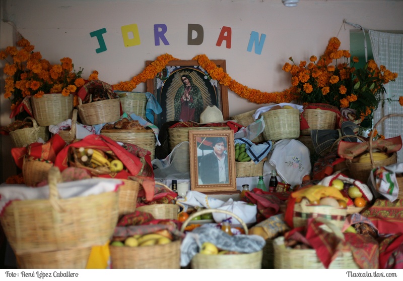 Tradicional primera ofrenda en San Luis Teolocholco - Foto